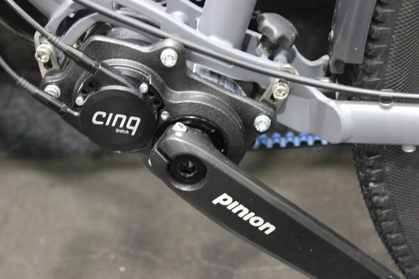 Cinq's ShiftR brings "regular" shifting to Pinion gearboxes