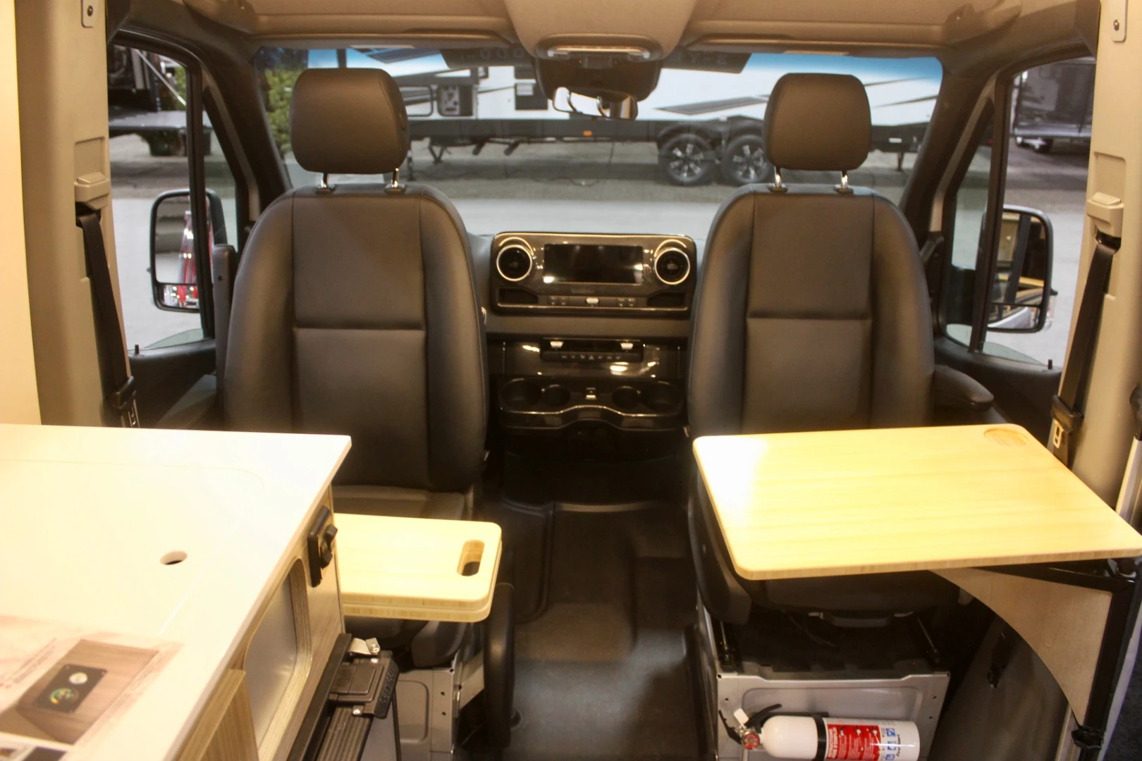 The Q70 KL floor plan does not include the dining bench, as on the Q70 BL, relying solely on the swivel cab seats and retractable tables