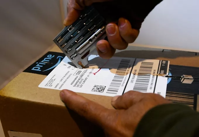 The Distinct multitool in action as a boxcutter