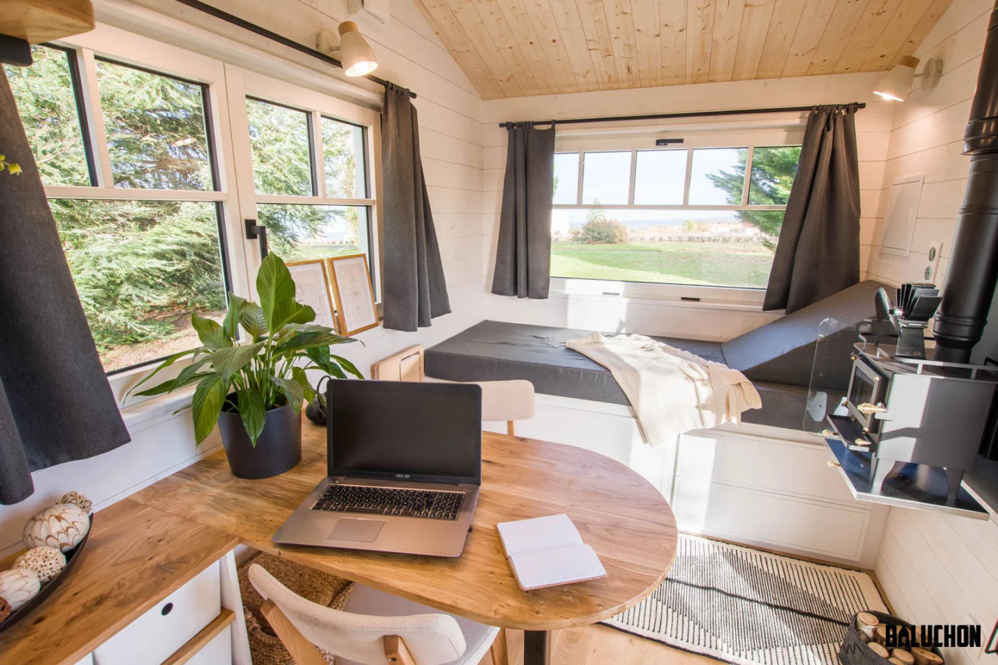 In the place of where you'd expect to find the kitchen in most tiny houses, L'atelier de Saint-Joseph has a work area with a desk