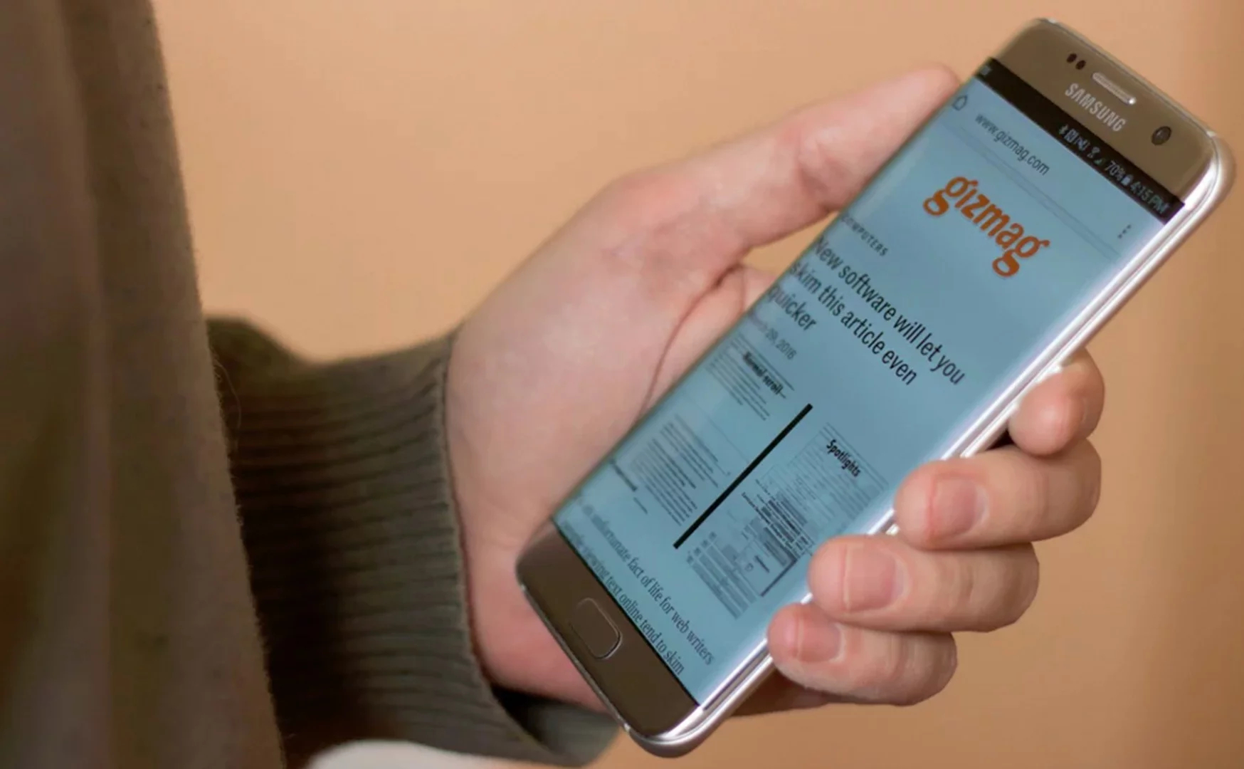 The edges of the Samsung Galaxy S7 display curve around the front sides of the device