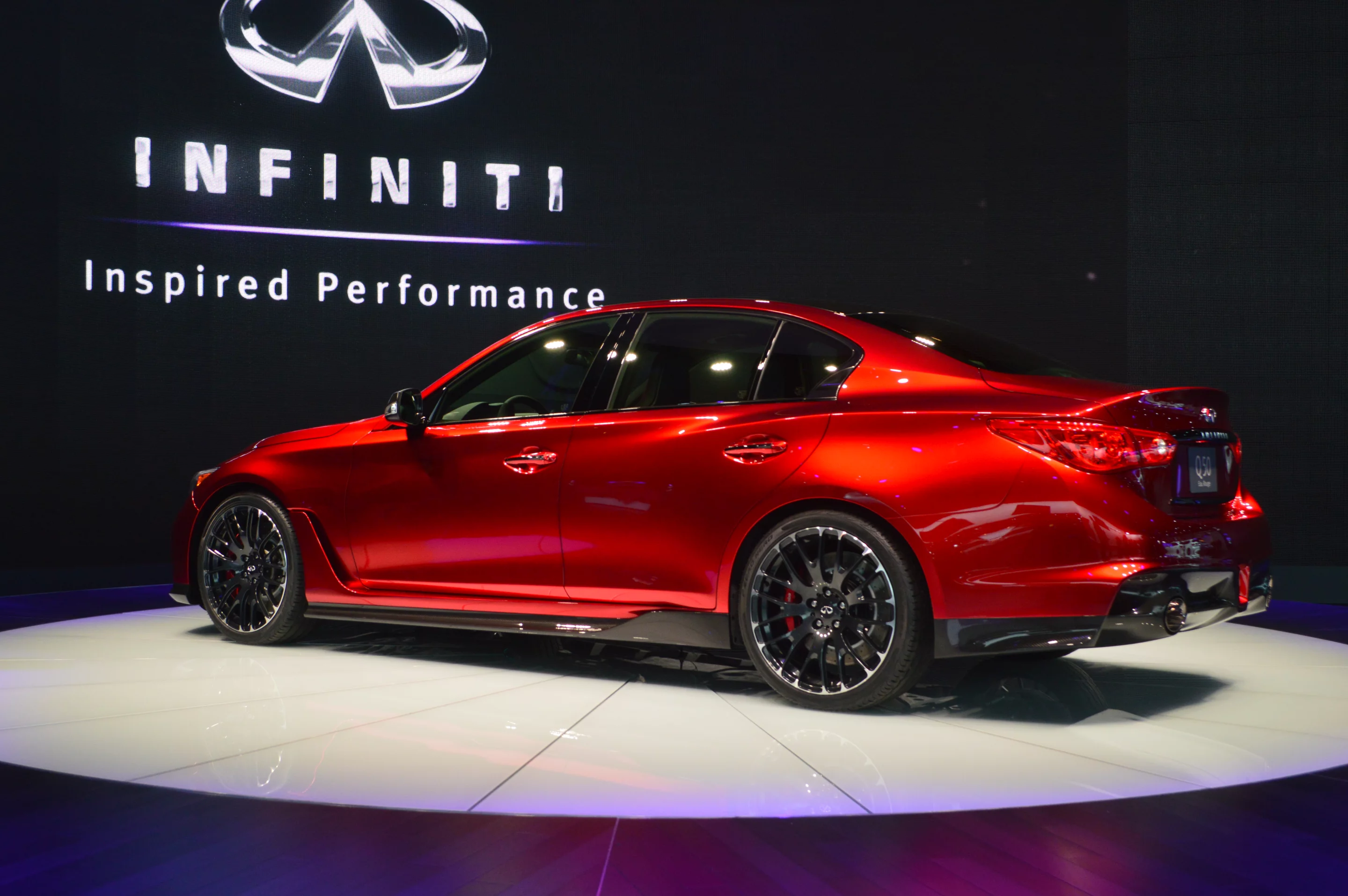 Carbon fiber sculpted aero-sections run the distance between the flared arches and 21 inch forged wheels (Photo: CC Weiss/Gizmag.com)