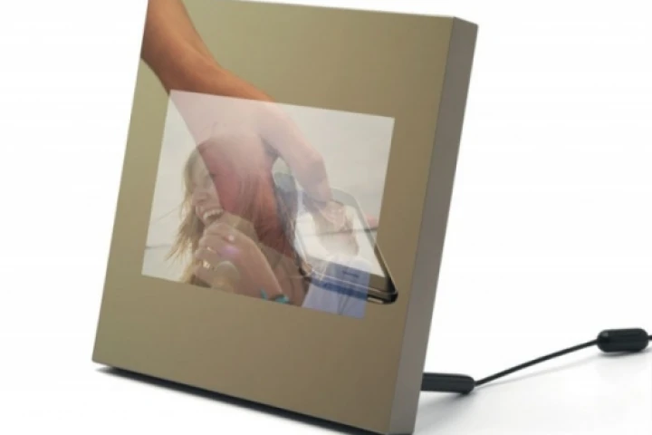 Parrot Specchio digital photo frame by Martin Szekely