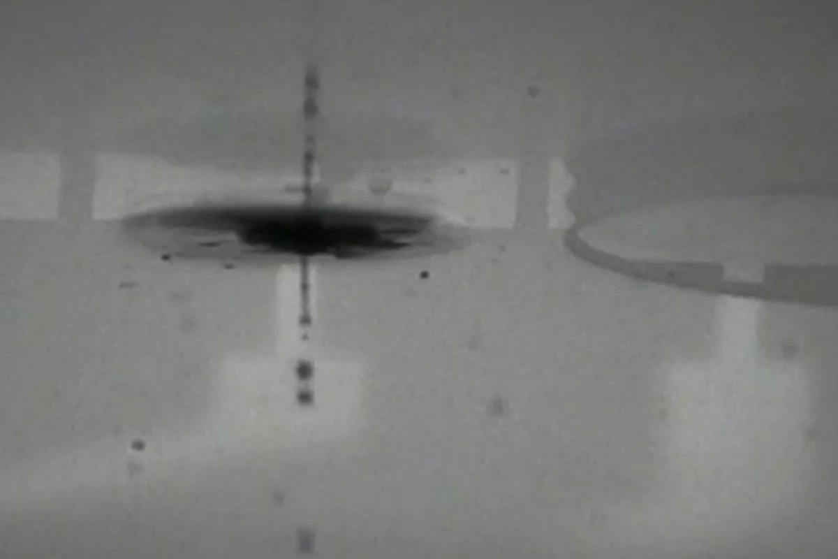 The clog-free inkjet printer nozzle uses a droplet of oil to prevent the ink from drying out