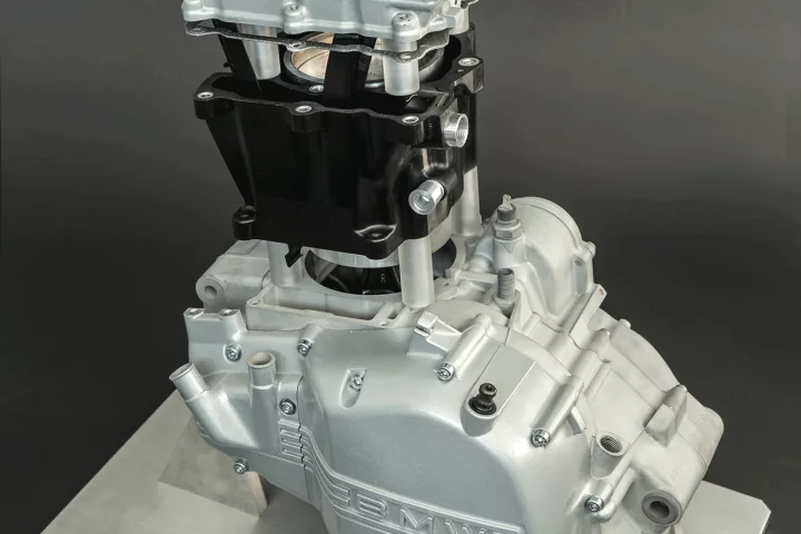 Demonstration model of the experimental engine with lightweight cylinder casing (Photo: Fraunhofer ICT)