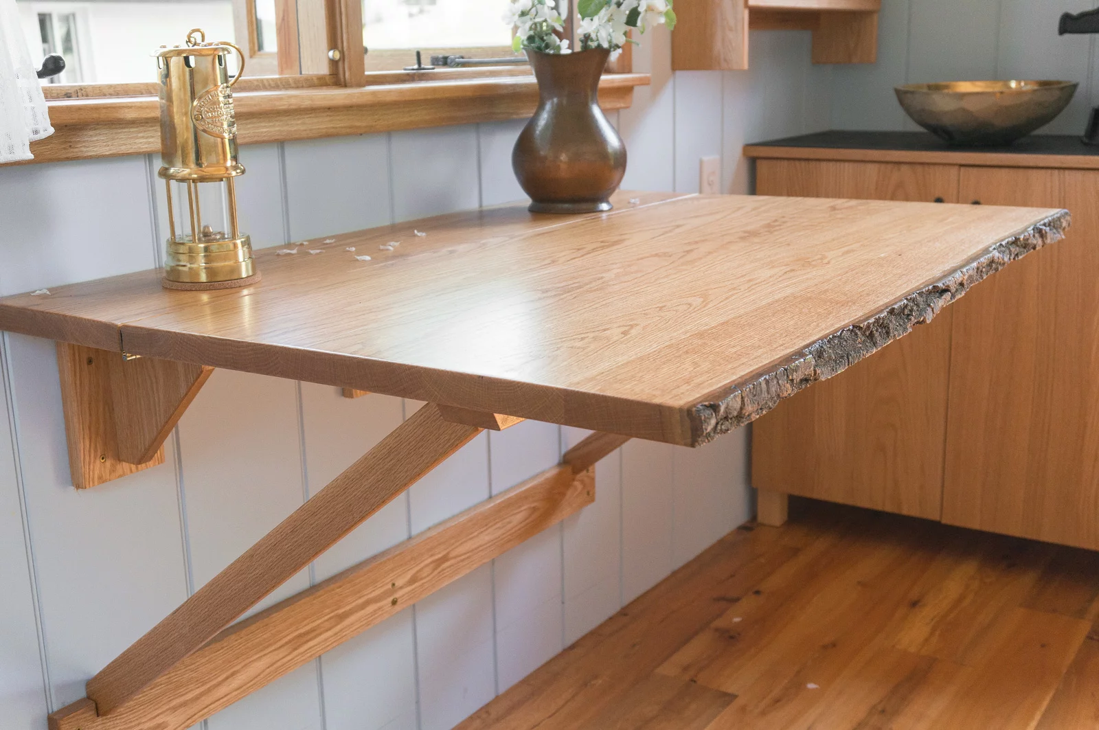 The folding hardwood desk (Photo: Güte)