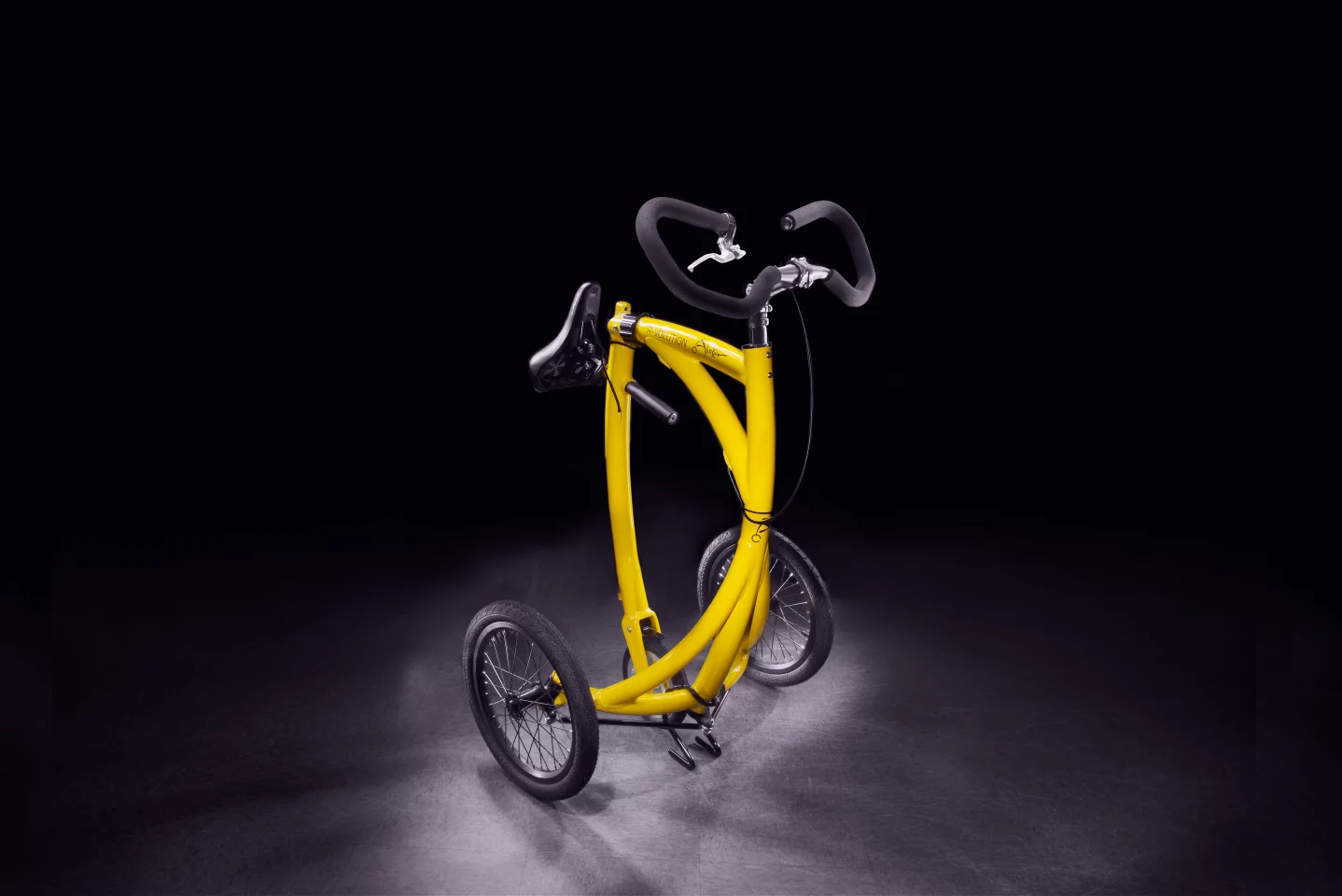 In addition to a folding frame, the Alinker includes quick-release front wheels