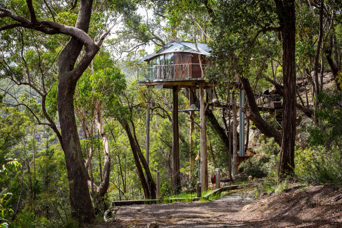 Lionel Buckett on the Blue Mountains Cabins Treehouse: "It's a bit tricky – the tree's free-standing. The floor doesn't join into the tree. There's four building poles that go straight down into 3 metre bedrock. The tree could actually take up loads, but it doesn't. It chains to one of the beams." (Photo: Noel McKeegan/Gizmag)