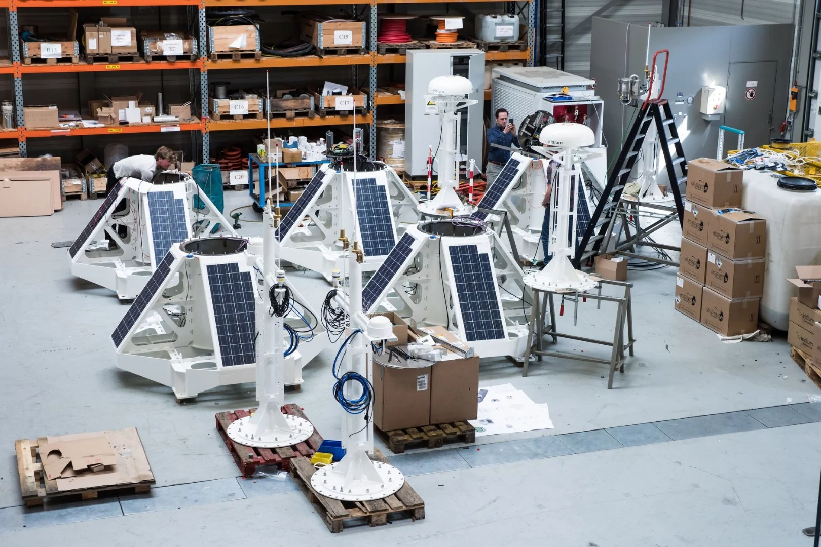 All electronics of the Ocean Cleanup’s system, such as sensors, cameras, lights, navigation modules and satellite antennas, are powered by solar energy