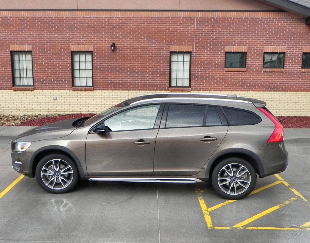Fuel economy begins at 30 mpg combined (7.8 l/100km) in the S60 and 29 mpg combined (8.1 l/100km) for the V60. Both of our test models were EPA rated at 23 mpg combined (10.2 l/100km)