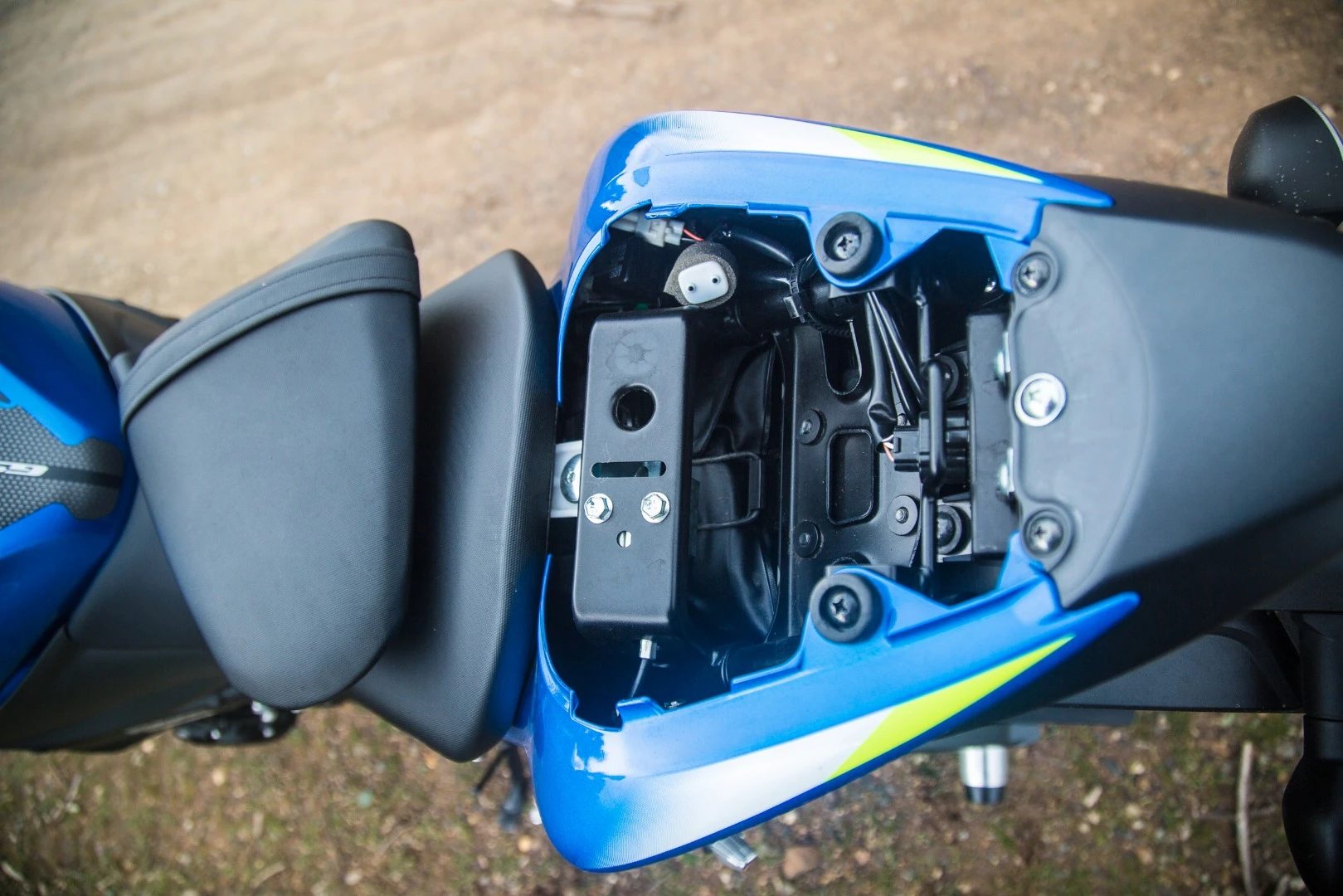 Suzuki GSX-S1000: little room under the seat, but enough for a wallet and tyre repair kit