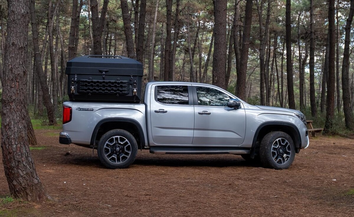 Pickup camper cube explodes out of the box into breezy cabin