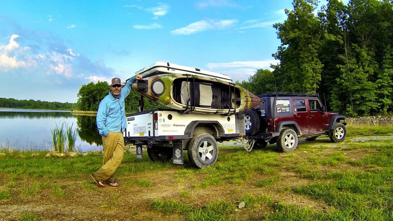 The elevating rack expands around the cargo of the trip