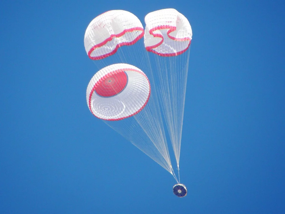 A dummy CST-100 descending under deployed parachutes (Image: Boeing)