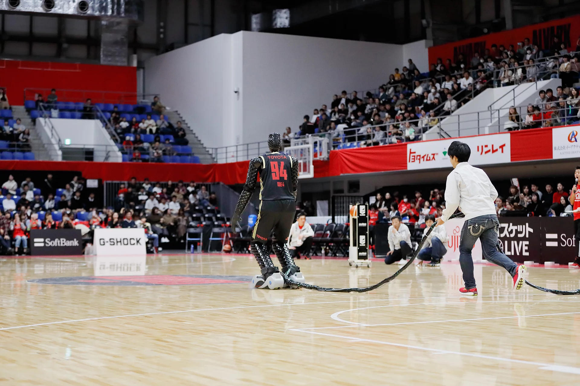 The CUE4 bot could move around the court on futuristic skates