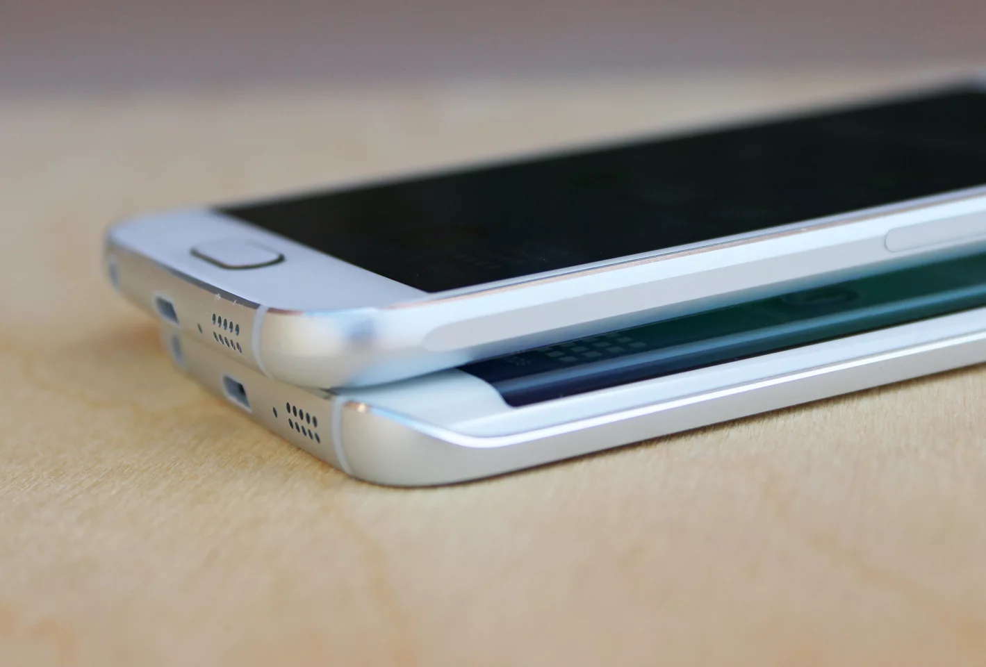 Galaxy S6 edge (bottom), beneath the Galaxy S6 (Photo: Will Shanklin/Gizmag.com)