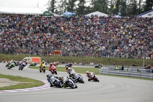 The early laps at Brno and Rossi and Gibernau fight out the lead ahead of Melandri, Hayden, Hopkins, Checa Capirossi, Barros, Edwards, Hofmann and Biaggi. Capirossi's second and Biaggi's third are all the more admirable given this picture.