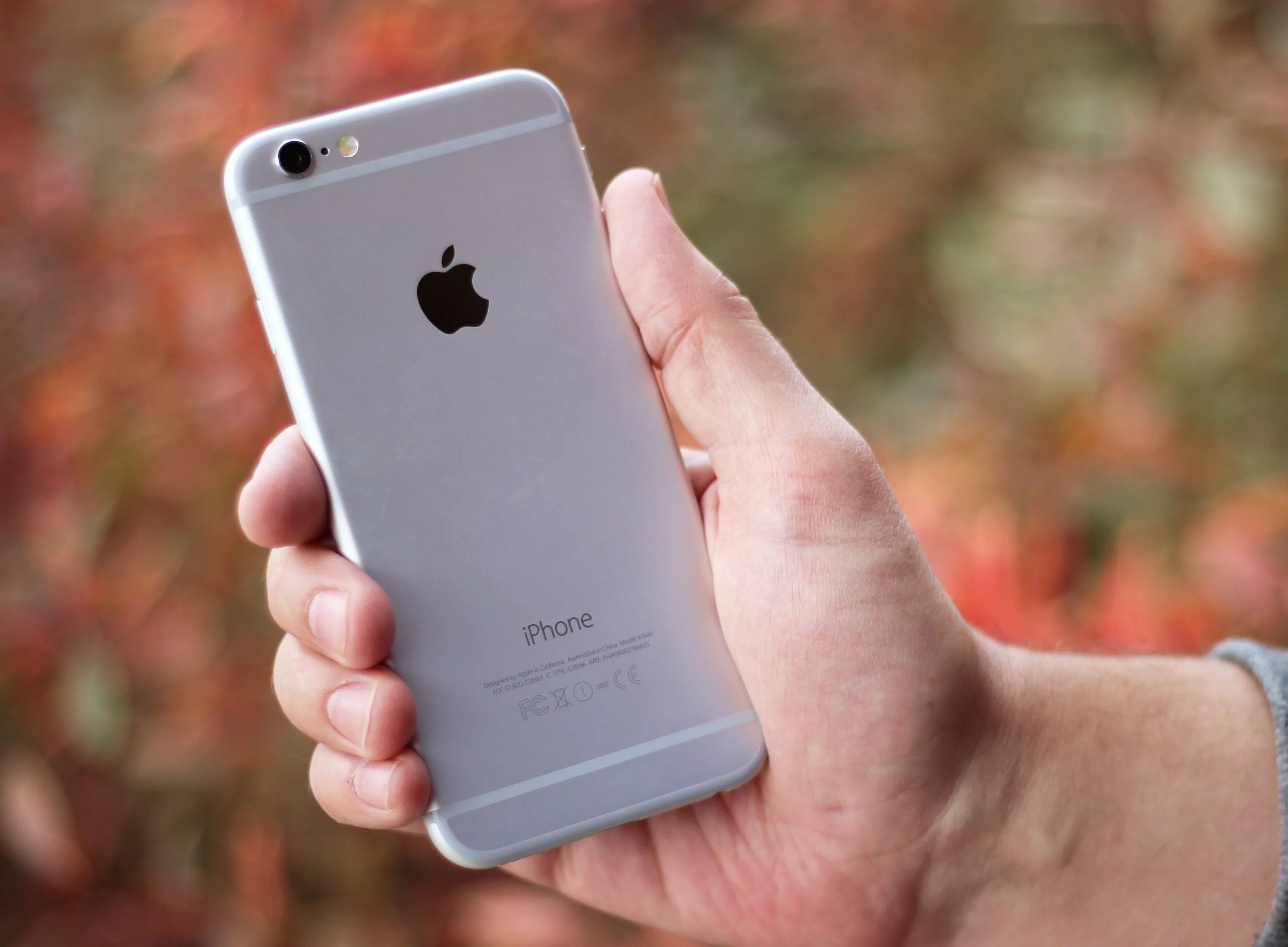 The iPhone 6's aluminum unibody design – which looks identical to the larger iPhone 6 Plus (Photo: Will Shanklin/Gizmag.com)