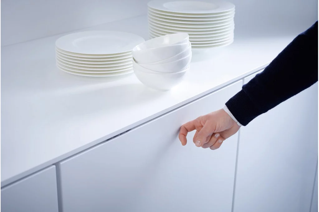 Tapping twice on the front of the new integrated dishwasher from Miele automatically opens the door to the ajar position (Photo: Miele)