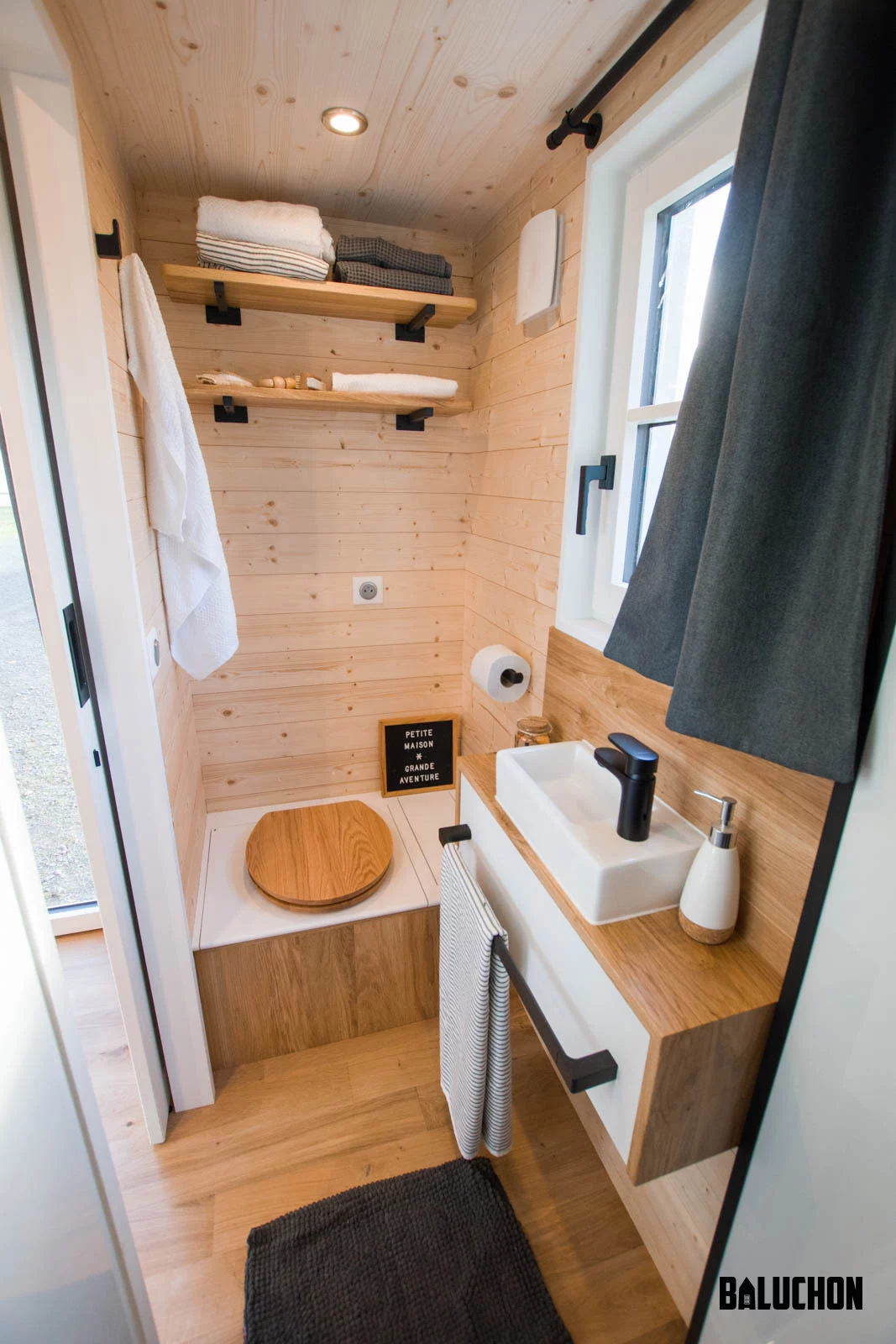 L'atelier de Saint-Joseph includes a bathroom with a shower, sink, and toilet