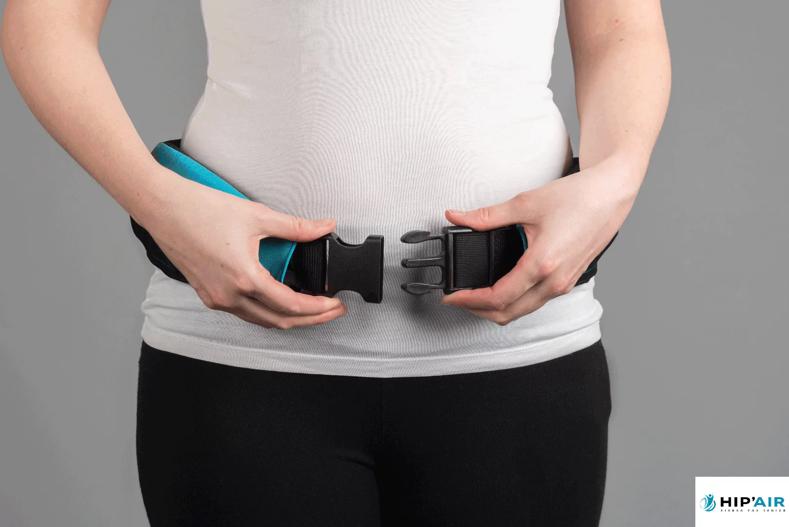 The buckle is also the power switch, so the Hip'Air is automatically turned on when you close it
