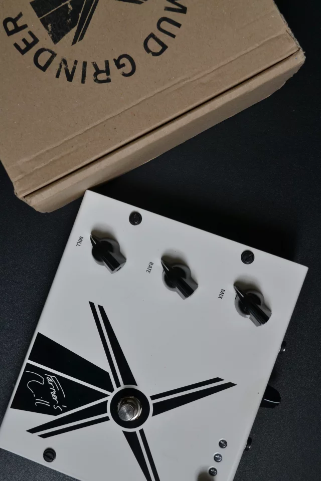 I found the knobs and dials offered pretty decent control over the Mill's influence on the broken tones coming through the amp