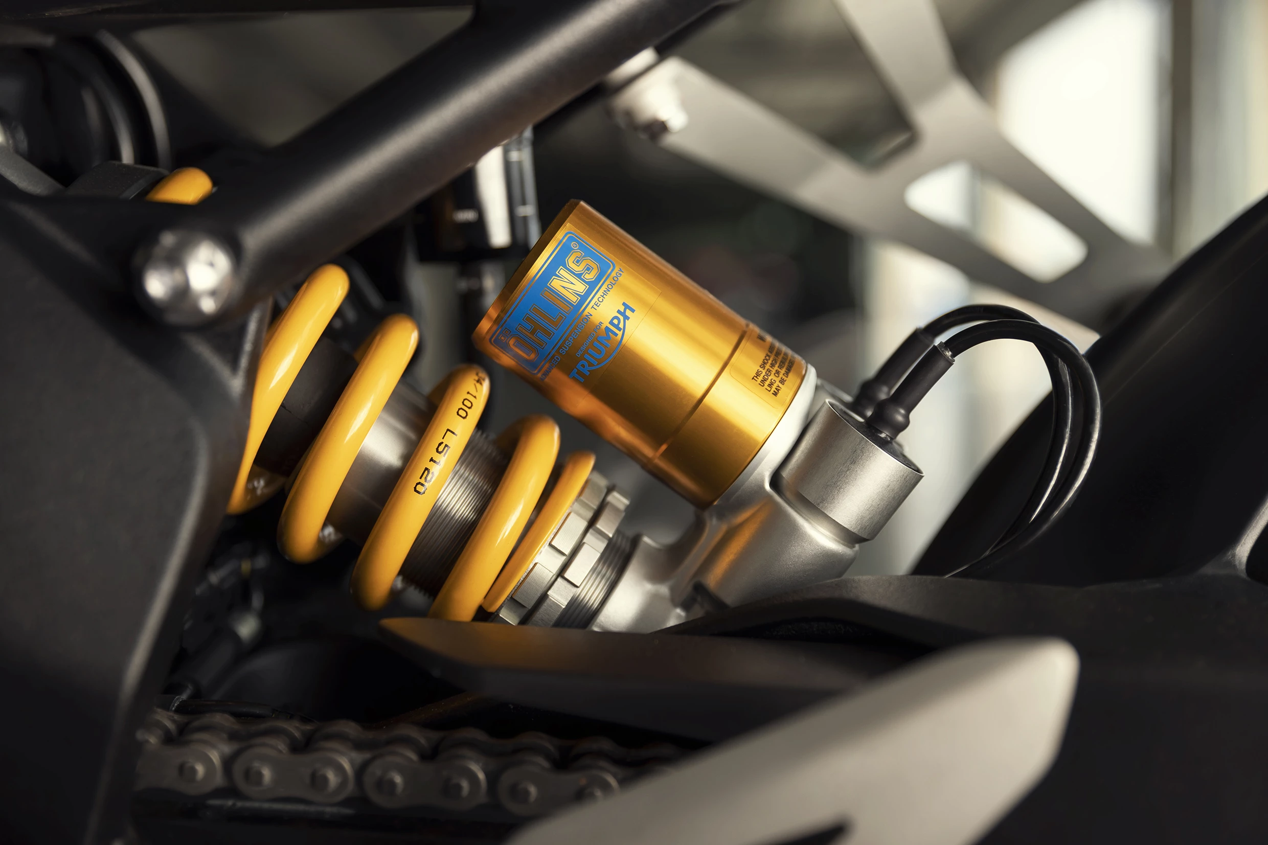 Electronically adjustable, active Ohlins shock