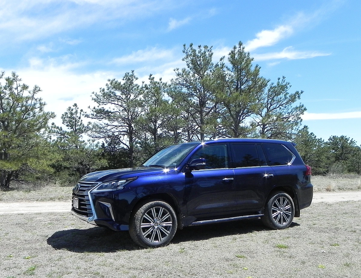 Along the sides, the 2016 LX 570 has a flat, well-defined beltline that holds over from the previous generation, but which is smoothed by the narrower-appearing greenhouse and more shapely rear end and de-emphasized wheel arches