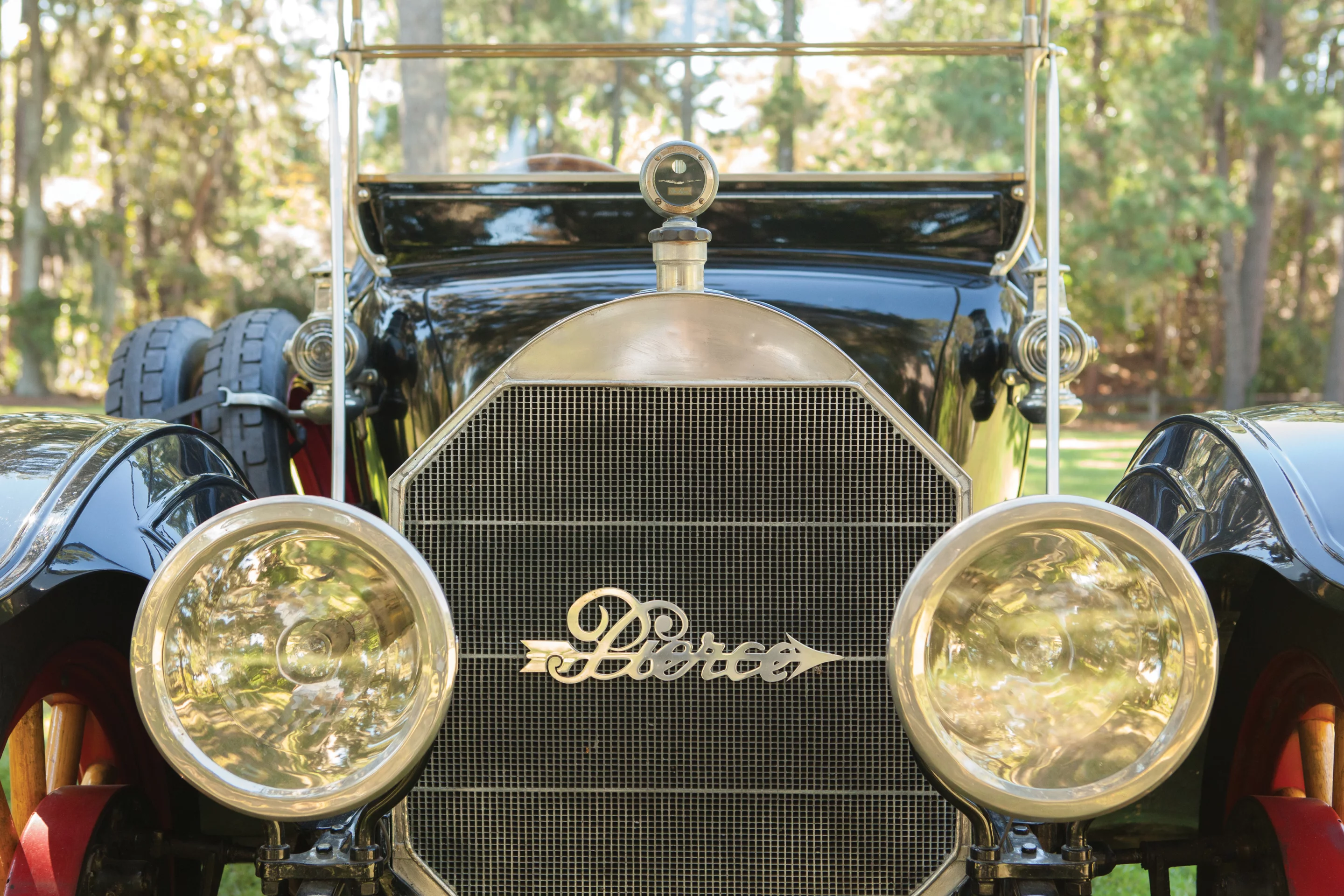 The six-cylinder 1913 Pierce-Arrow Model 38-C Roadster has a wheelbase of 132 in (335.3 cm)