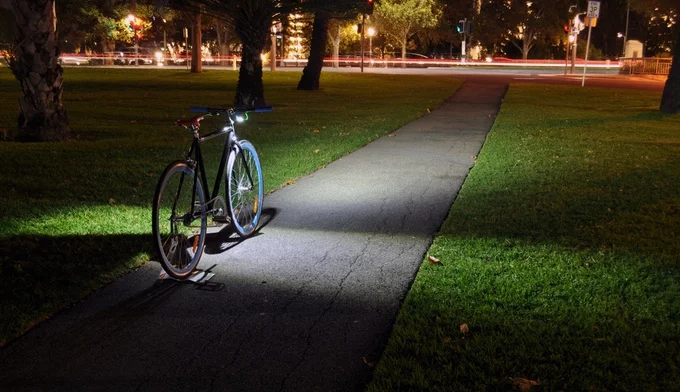 The Ding's forward beam uses two LEDs for a maximum output of 400 lumens, while a separate LED on the underside of the light puts out another 150 lumens