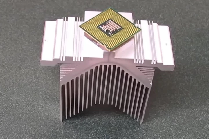A CPU bonded to a heat sink, using the new glue