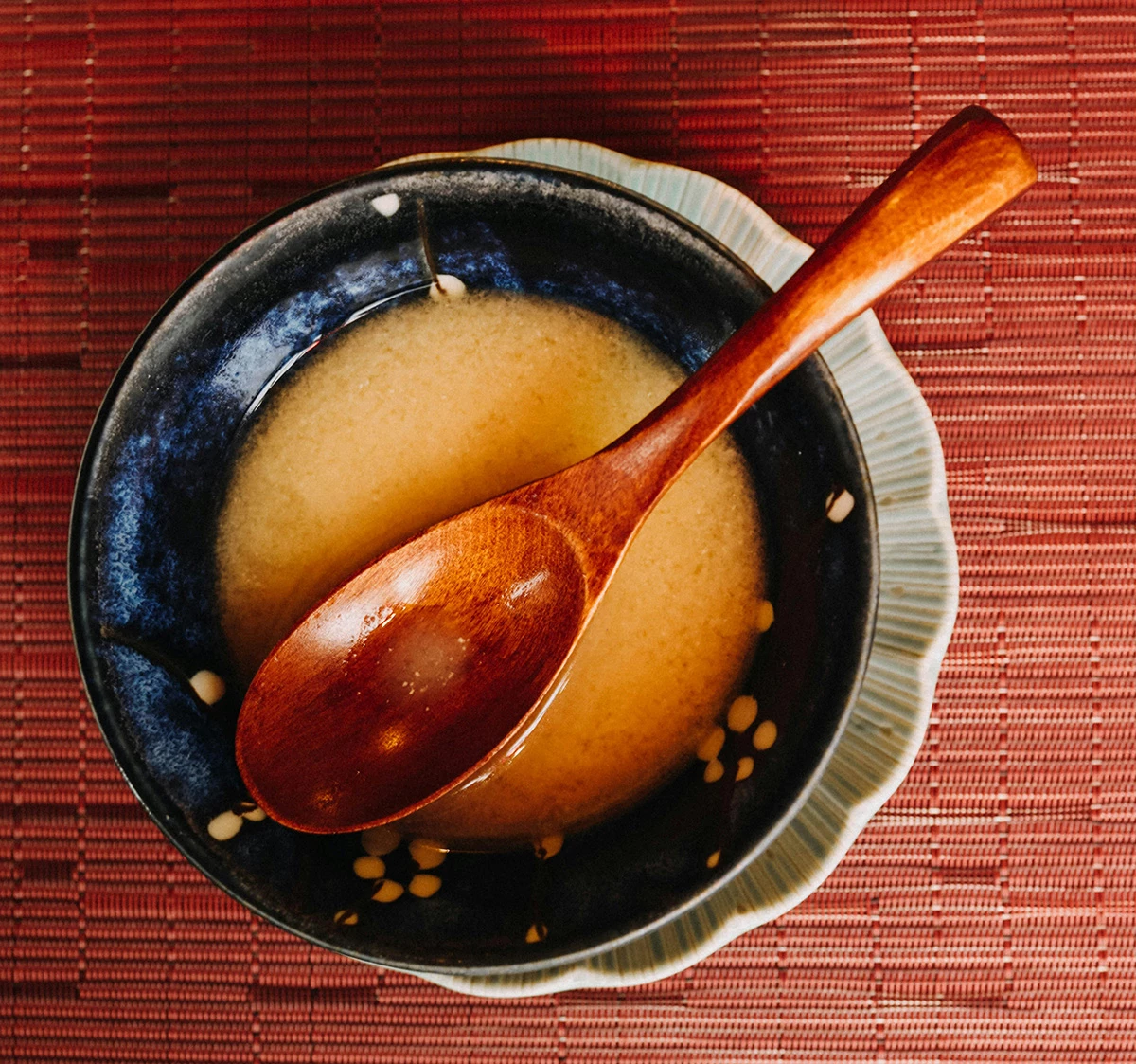 یکی از رایجترین غذاهایی که با خمیر میسو درست میشود، سوپ سبک ساده با استاک داشی است