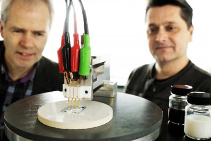 Professors Cor Koning (left) and Paul van der Schoot (right), with their new transparent conducting film (Image: Bart van Overbeeke)