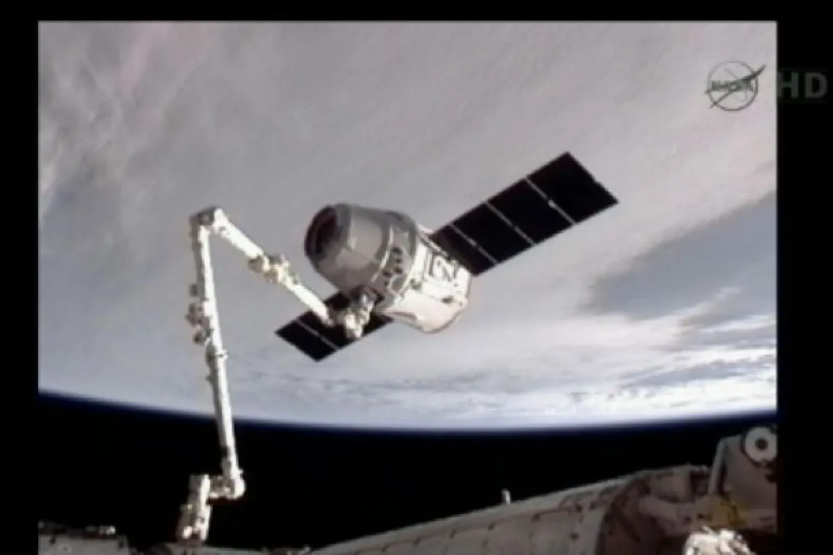 The Dragon spacecraft, held by the ISS manipulator arm (Image: NASA)