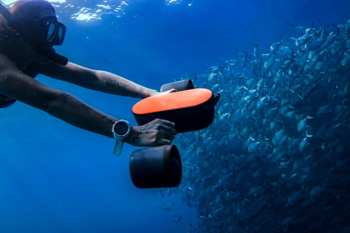 Because it's (slightly) positively buoyant, the Geneinno S2 will float to the surface if released underwater