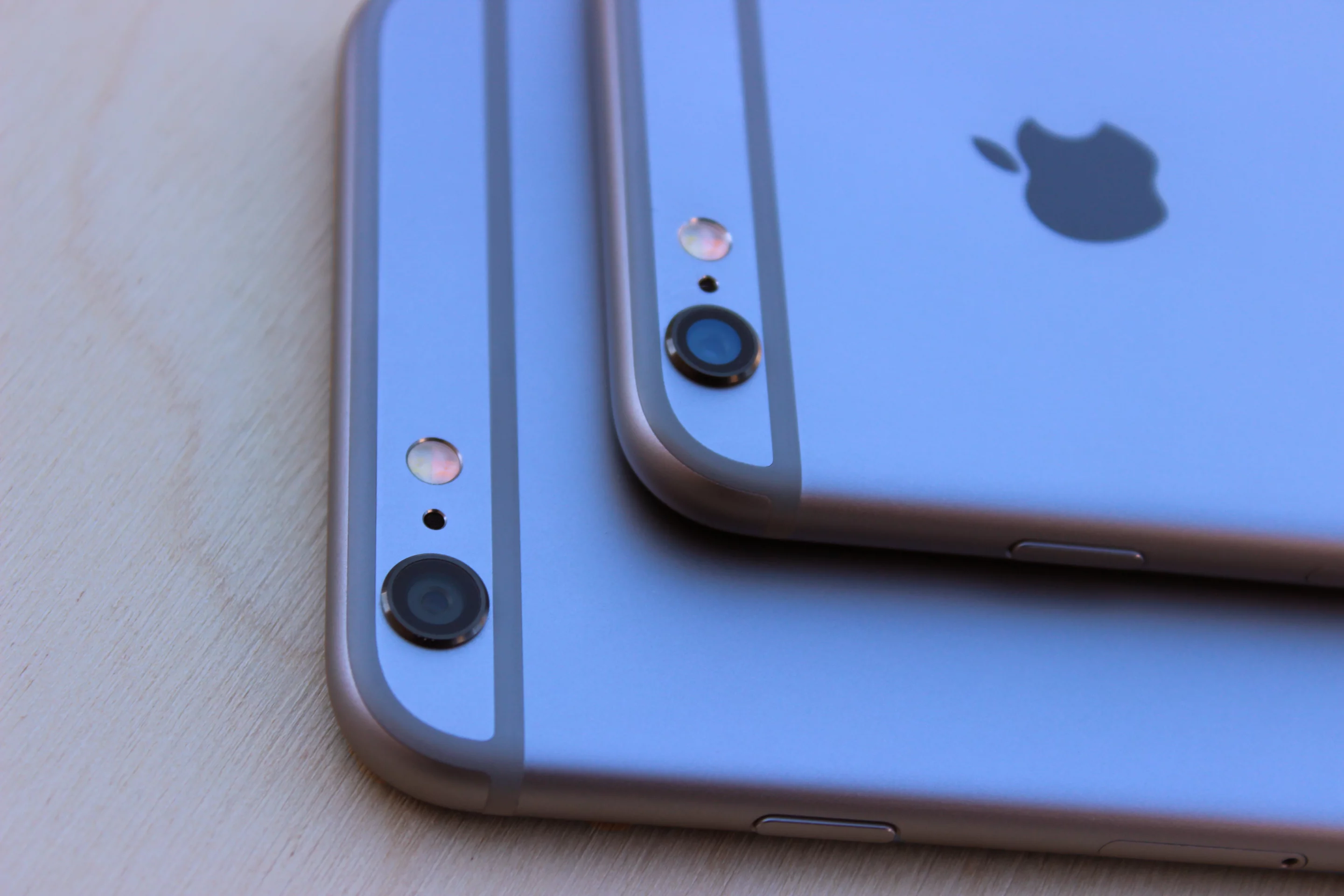 iPhone 6 on top of the 6 Plus (Photo: Will Shanklin/Gizmag.com)