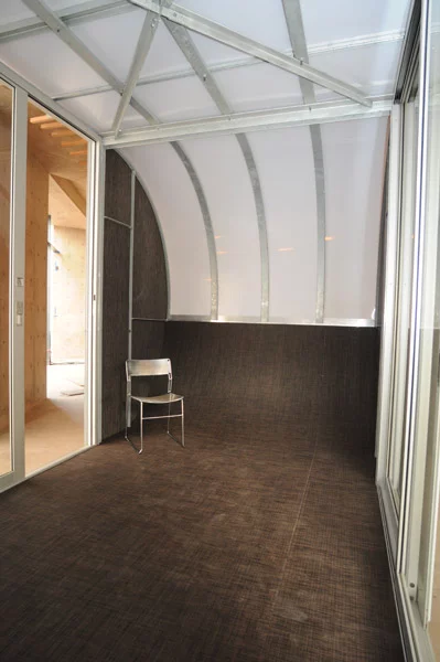 The light weight base structure consists of a modular system of bent steel tubes that can easily be assembled on site