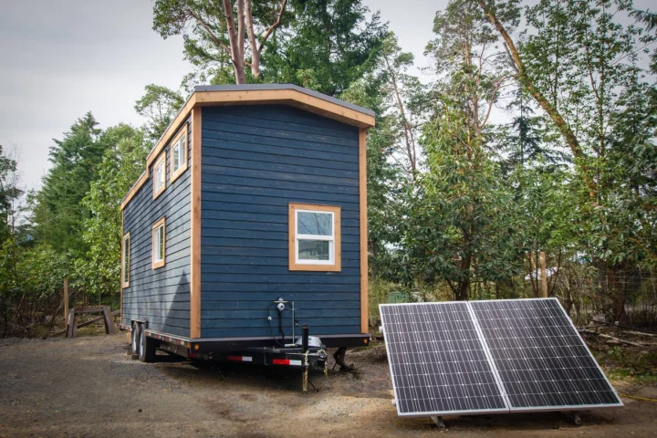 The Blue Heron sits on a dual axle 24 ft (7.3 m) trailer and has a total floorspace of 250 sq ft (23 sq m) inside