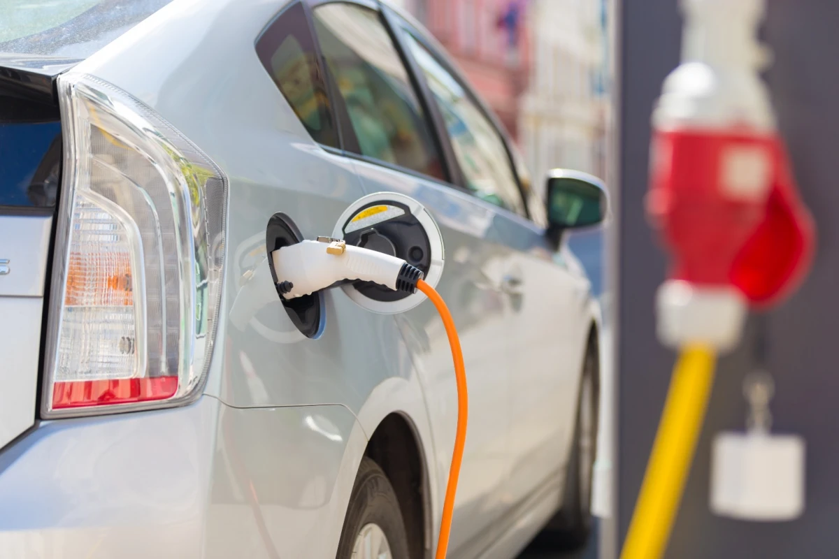While electric cars are catching on, their relatively short capacities are holding them back from wide acceptance