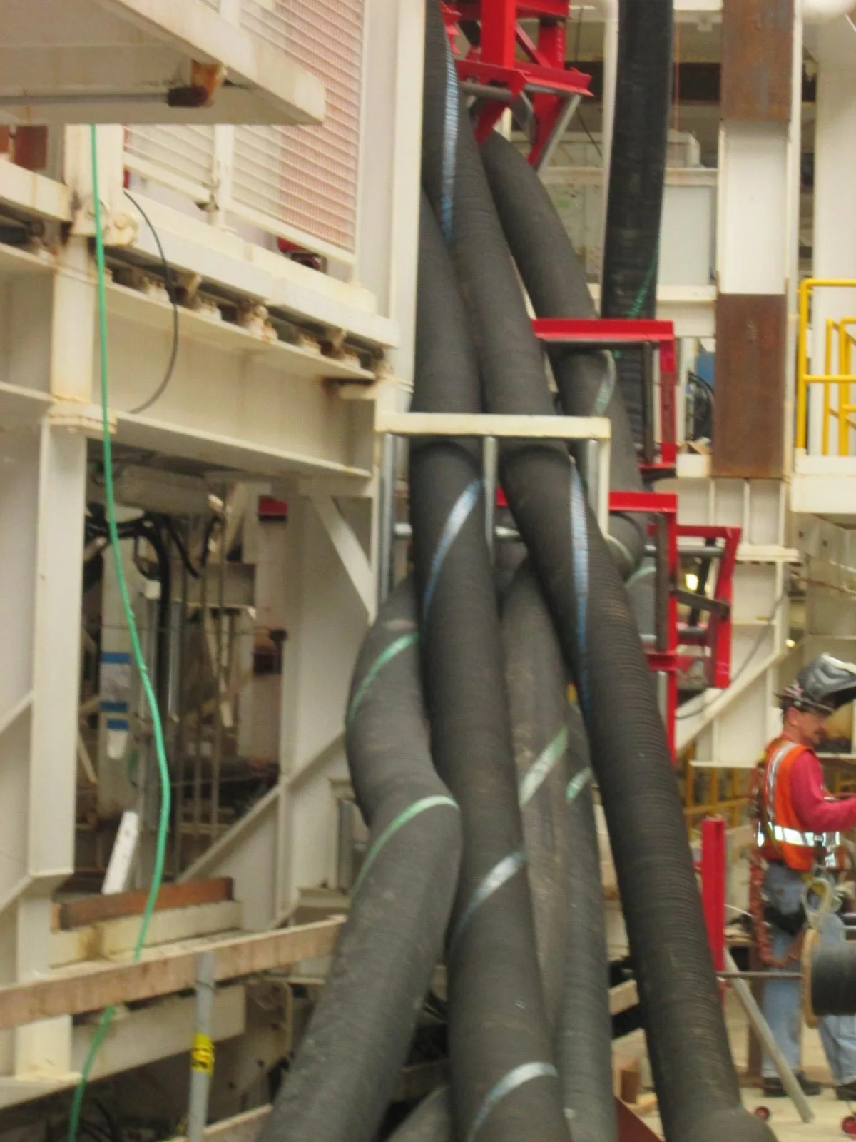 Utility hoses feeding water to Bertha (Image: Gizmag)