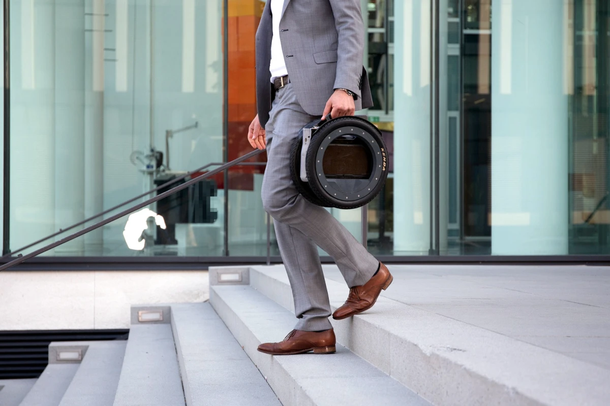 When folded, the UrmO can be carried like a briefcase