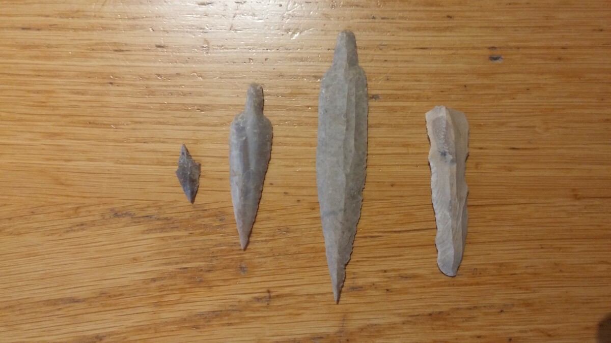 Arrowheads and flint blades were also discovered in the cave, dating back to the Neolithic period and the Copper Age