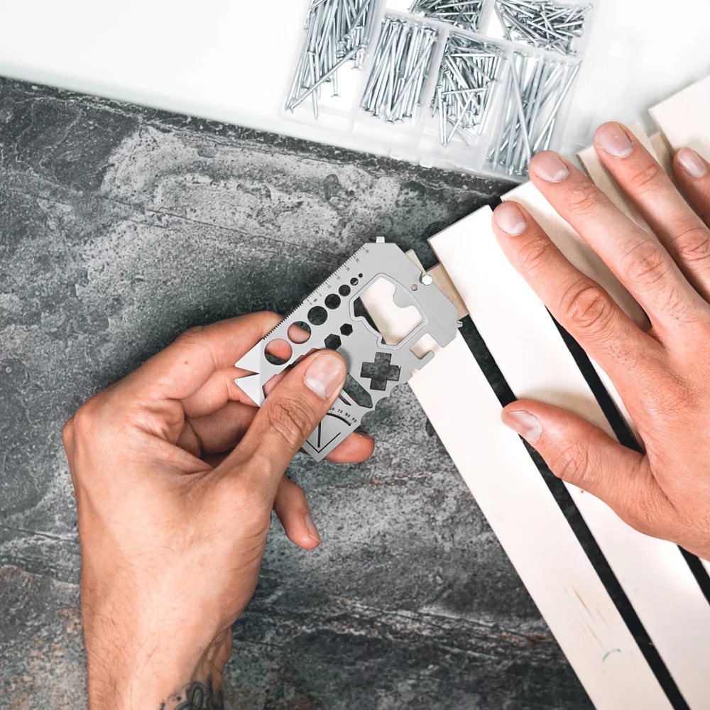 Pulling nails with the MultiCard Multitool