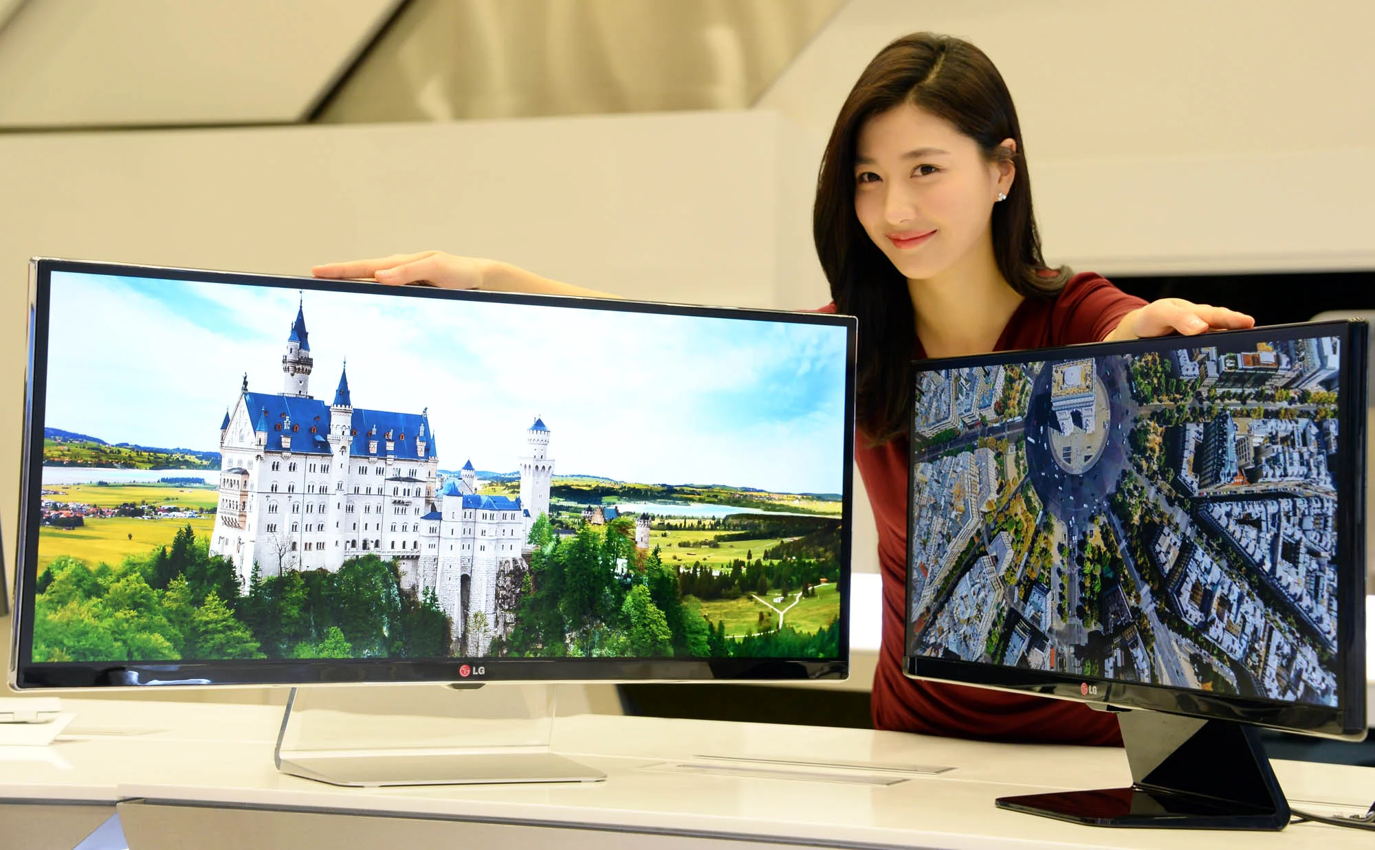 LG's 34-inch UM95 and 29-inch UM65 UltraWide monitors that will be launched at CES 2014