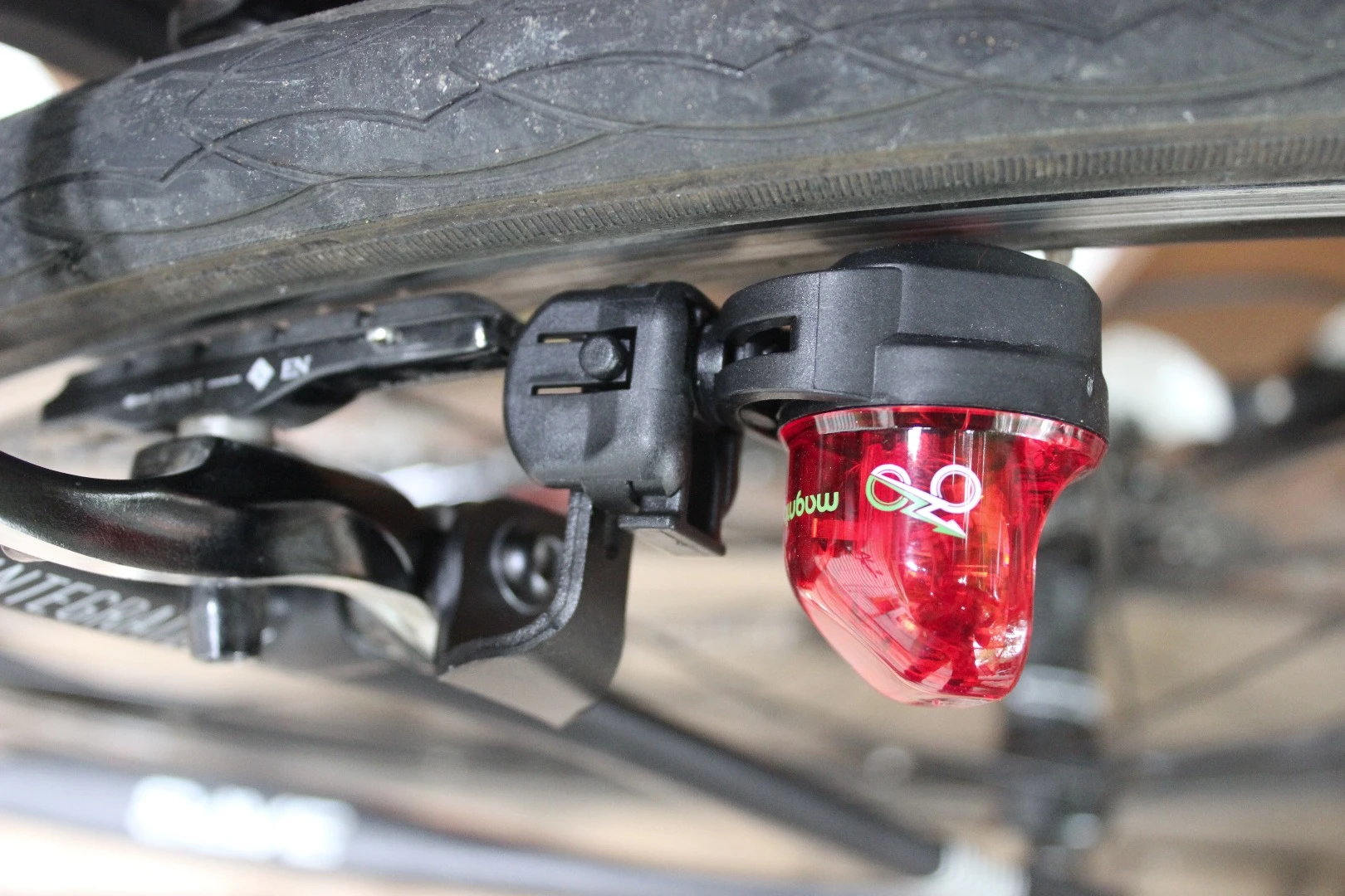 Some fussing was necessary, in order to get the spacing between the Magnic Lights and the rims just right