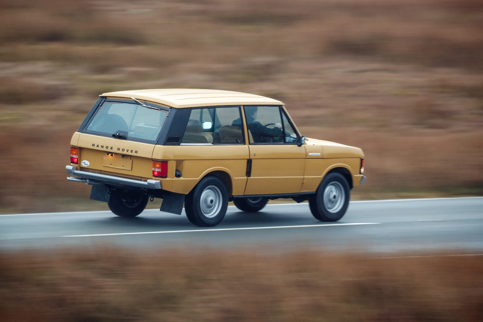 The first Range Rover Reborn is painted in Bahama Gold