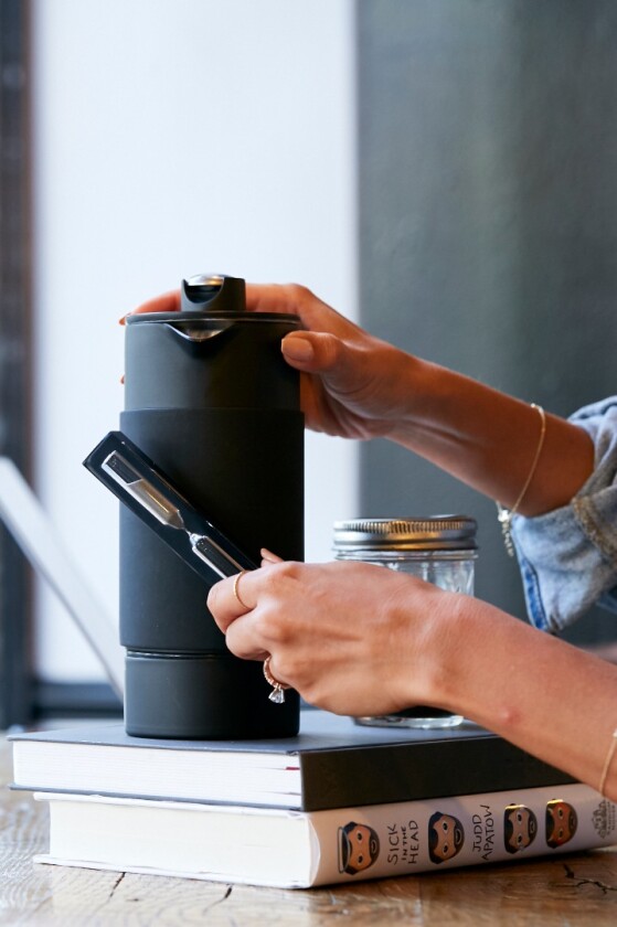 The magnetic hourglass keeps time on your brew