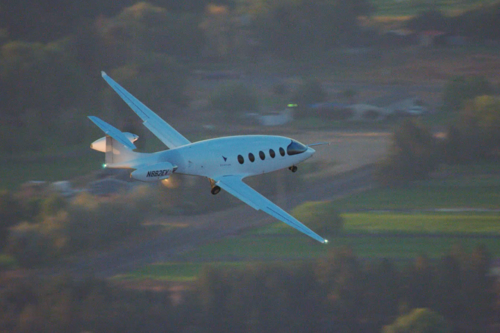 A historic moment for zero-emissions flight, as the 9-seat Alice commuter plane makes its first test flight