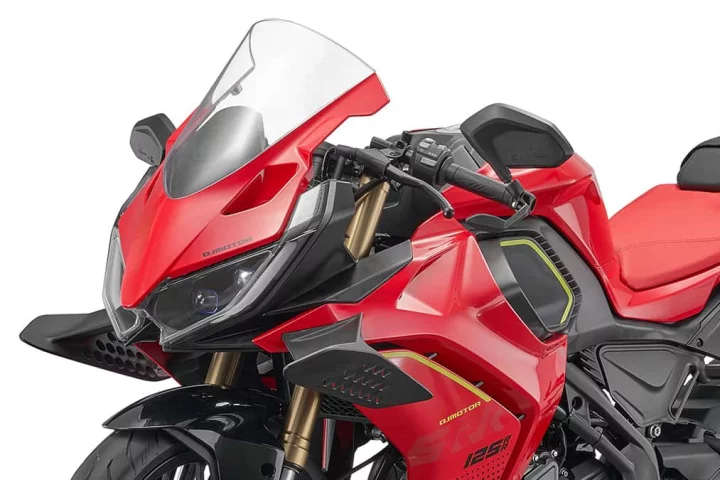 The SRK 125 R1 comes with winglets on the front fairing
