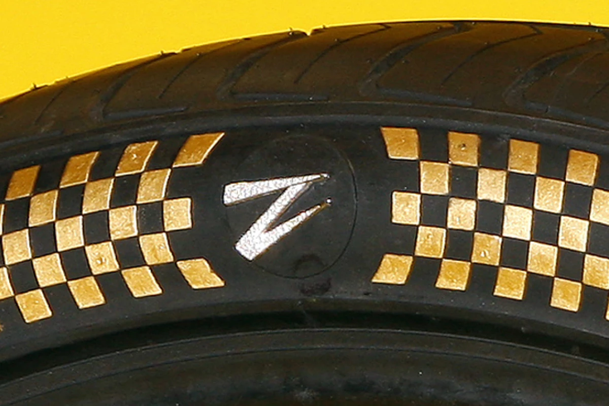 The design combines a set of Z Tyre's own tires with "specially selected" diamond stones and 24-karat gold leaf